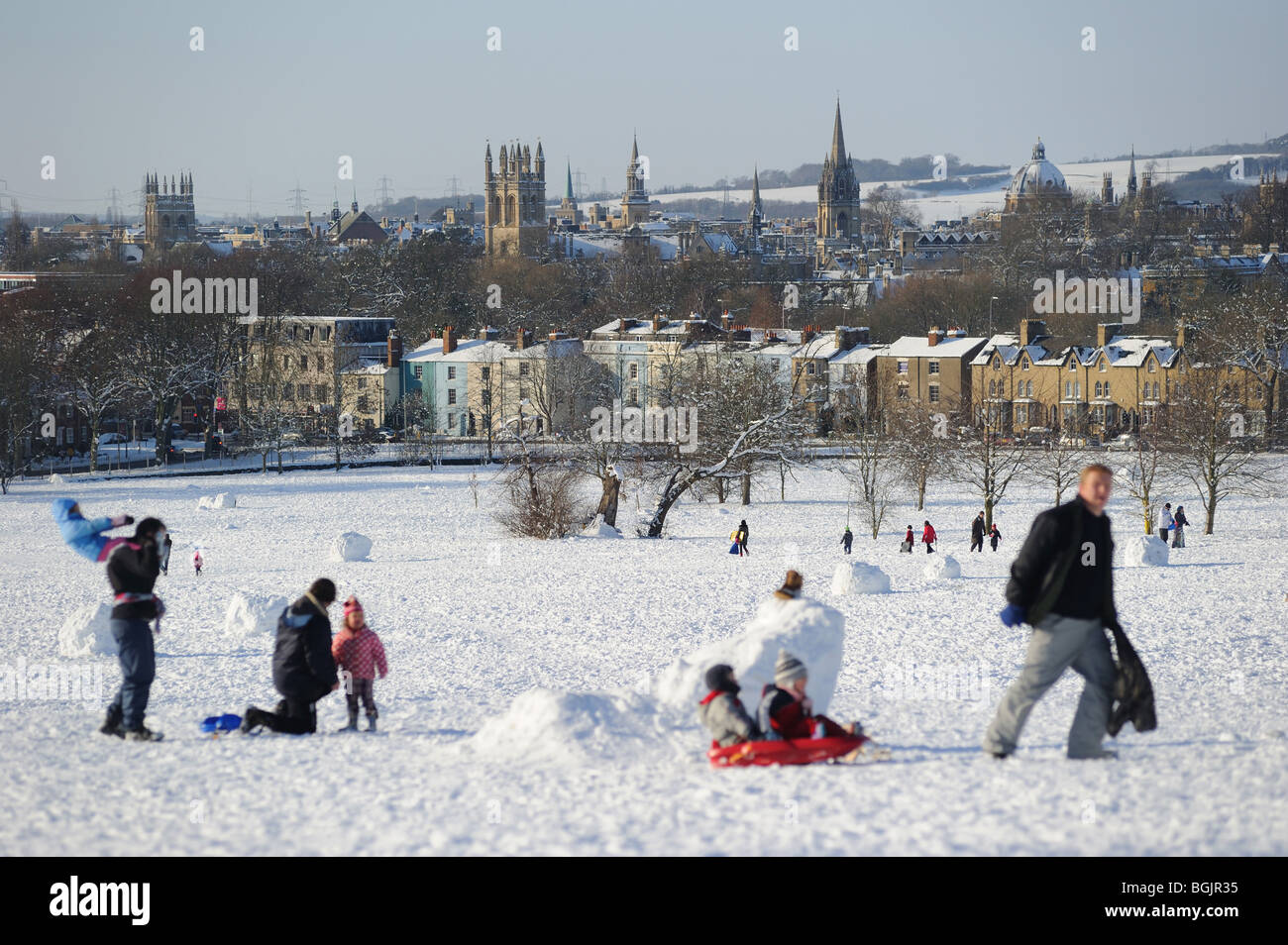 Lo skyline di Oxford visto da una soleggiata parchi del Sud Foto Stock