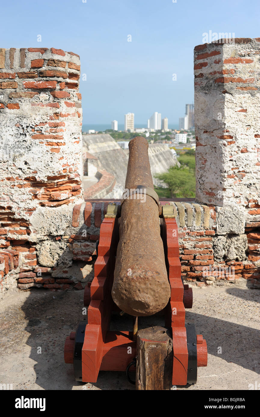 Uno dei fort di canonici che si affaccia su Las Murallas, spesse mura costruite per proteggere la città vecchia dai nemici. Cartagena, Colombia. Foto Stock