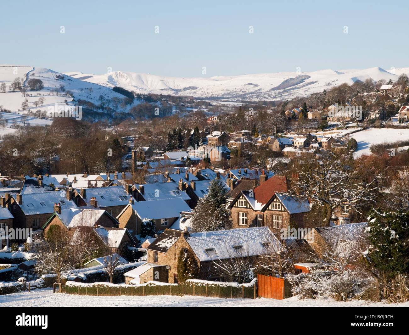 Guardando verso il basso sulla Hathersage dal B6001, nel distretto di Peak Derbyshire England Regno Unito Foto Stock