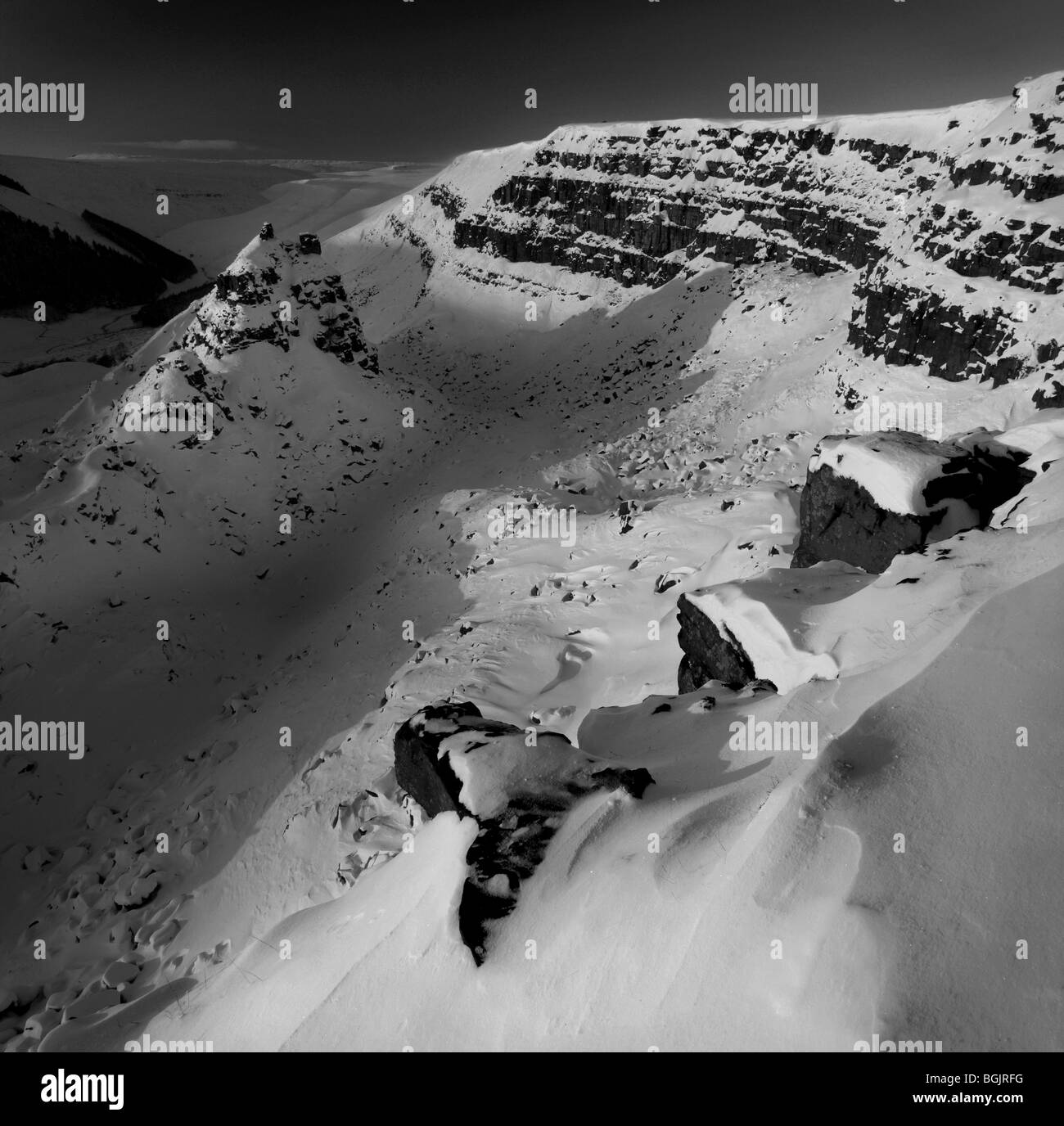 Bianco & nero versione della torre fino a Alport Castelli nel distretto di picco durante i pesanti nevicate di inizio 2010. Foto Stock