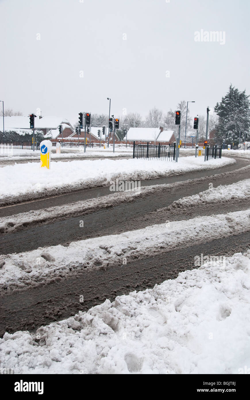 Luci trafficc sulla neve e granite strada coperta. Grande neve caduta A3 area di hampshire gennaio 2010 Foto Stock