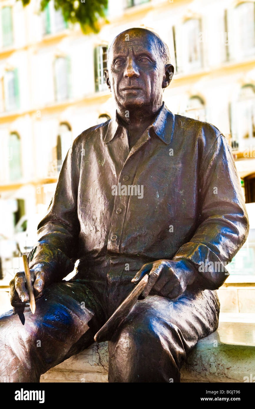 Statua di bronzo di Pablo Picasso da Francisco Lopez, 2008, in Plaza de la Merced, Malaga, Spagna. Foto Stock