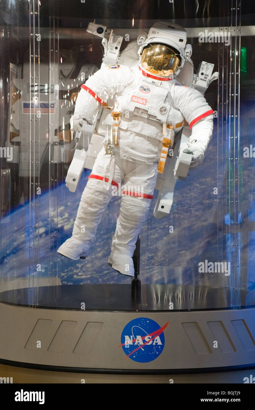 Il Centro Spaziale Kennedy Center , il display della NASA la tuta spaziale per l'astronauta con spazio booster pack attaccata Foto Stock