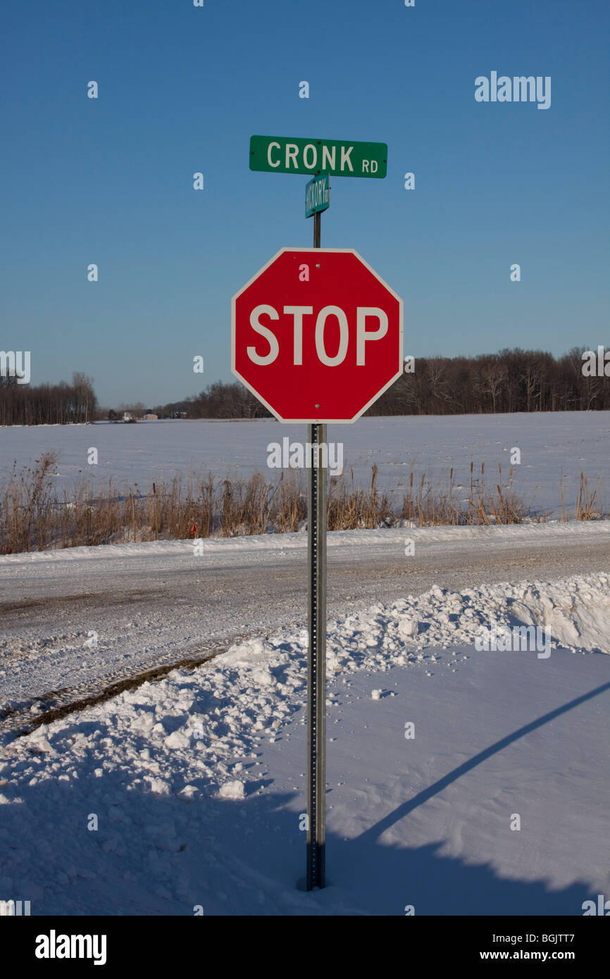 Il segnale di arresto in inverno e USA Foto Stock