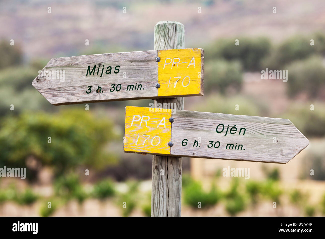 Segno sul percorso a piedi che puntano a Mijas e Ojen vicino a Mijas Costa, provincia di Malaga, navigazione Costa del Sol, Spagna. Foto Stock