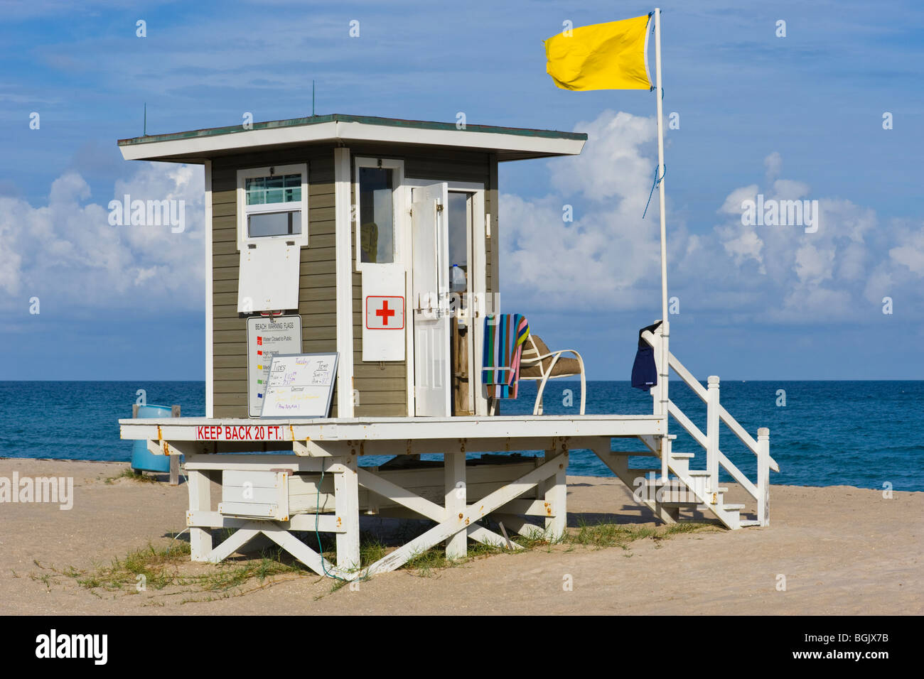 Palm Beach Shores , Florida , baywatch lifeguard hut con bandiera gialla battenti contro il fondale di blue sky & Sea & giallo sabbia Foto Stock