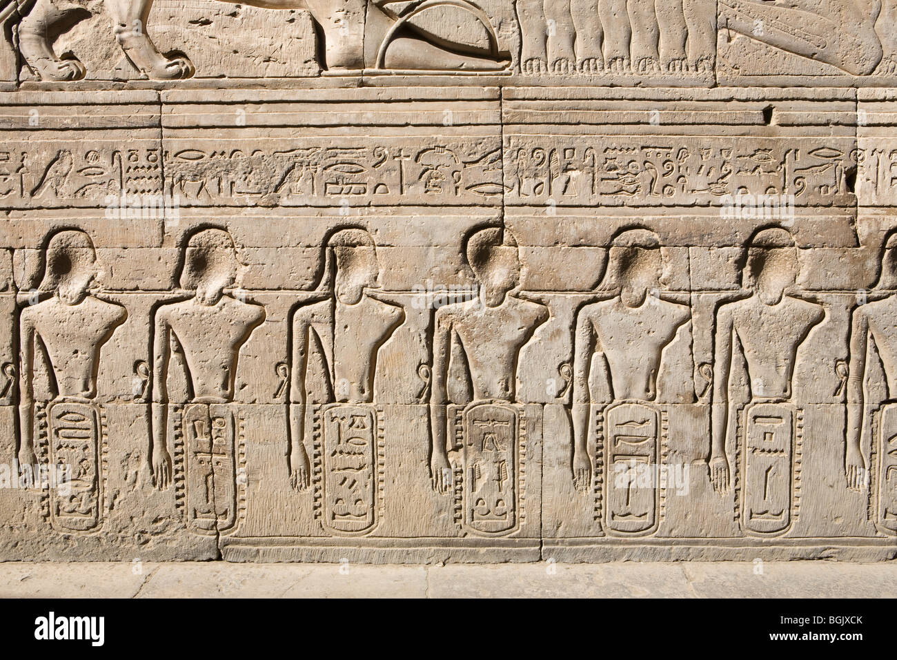 Sollievo dei prigionieri sul corridoio esterno muro al tempio di Haroeris e Sobek a Kom Ombo nella valle del Nilo, l'Alto Egitto Foto Stock