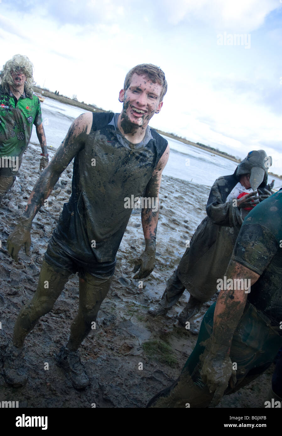 Un mud runner sorrisi con sollievo dopo aver preso parte in Maldon gara di fango Foto Stock