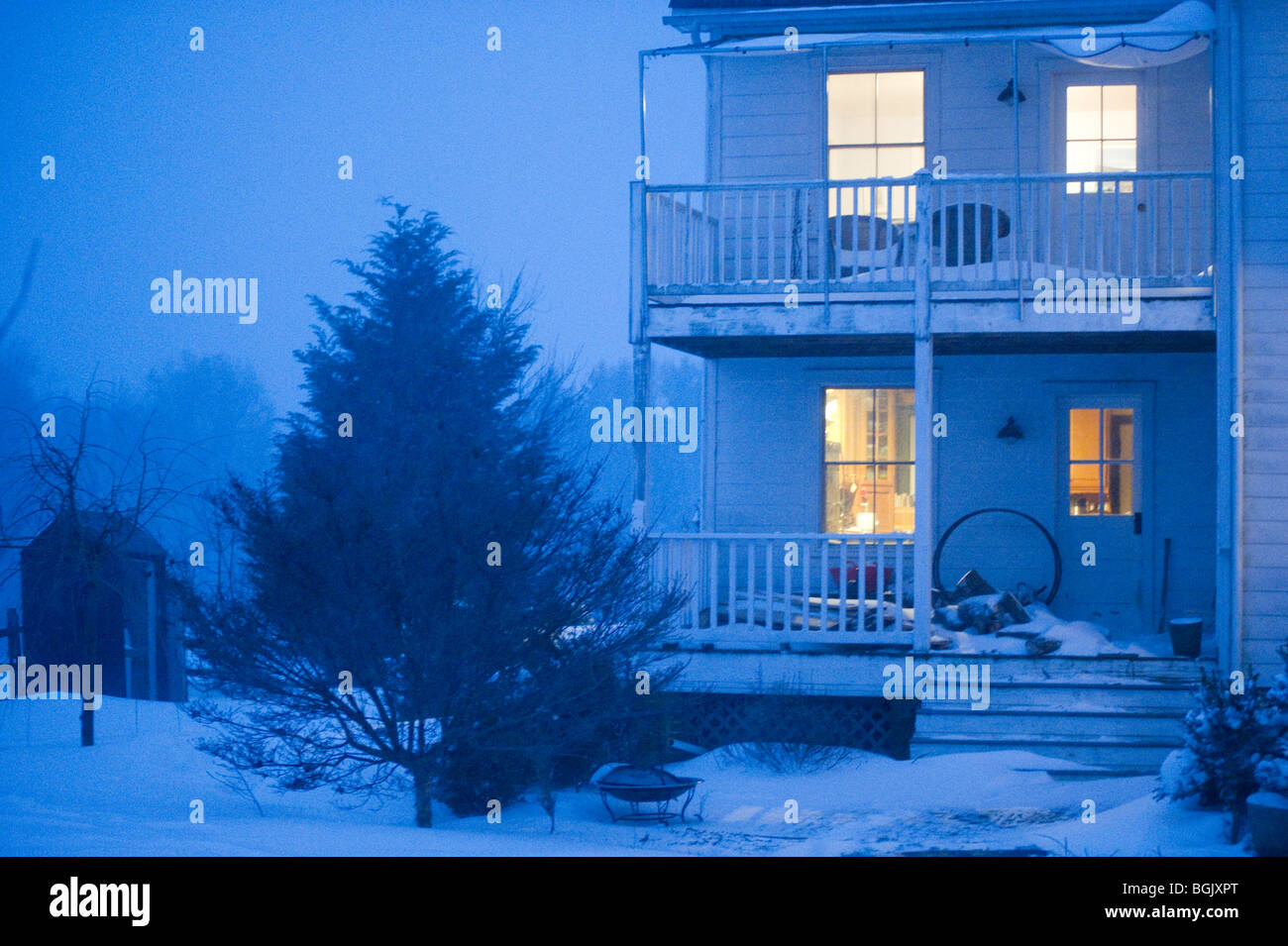 Casa nella neve durante la notte Foto Stock