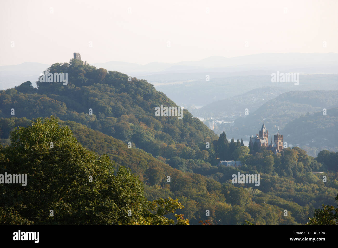 Königswinter, Schloß Drachenburg und Burg Drachenfels, Blick vom Petersberg Foto Stock