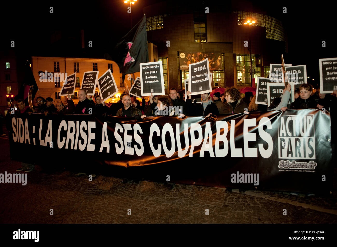 Parigi, Francia, attivisti dell’Aids della Act Up-Paris e di altri gruppi della comunità HIV/AIDS, protestando contro l’Aids al 1 dicembre, manifesto ACT UP Foto Stock