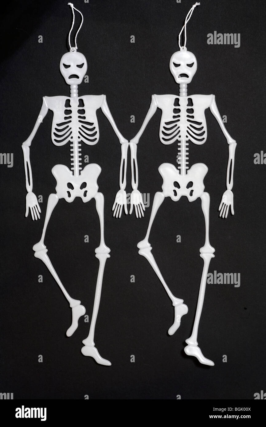 Scheletri nell'armadio - scheletri ballerini su sfondo nero - Concetto di  thin skinny anoressica Foto stock - Alamy