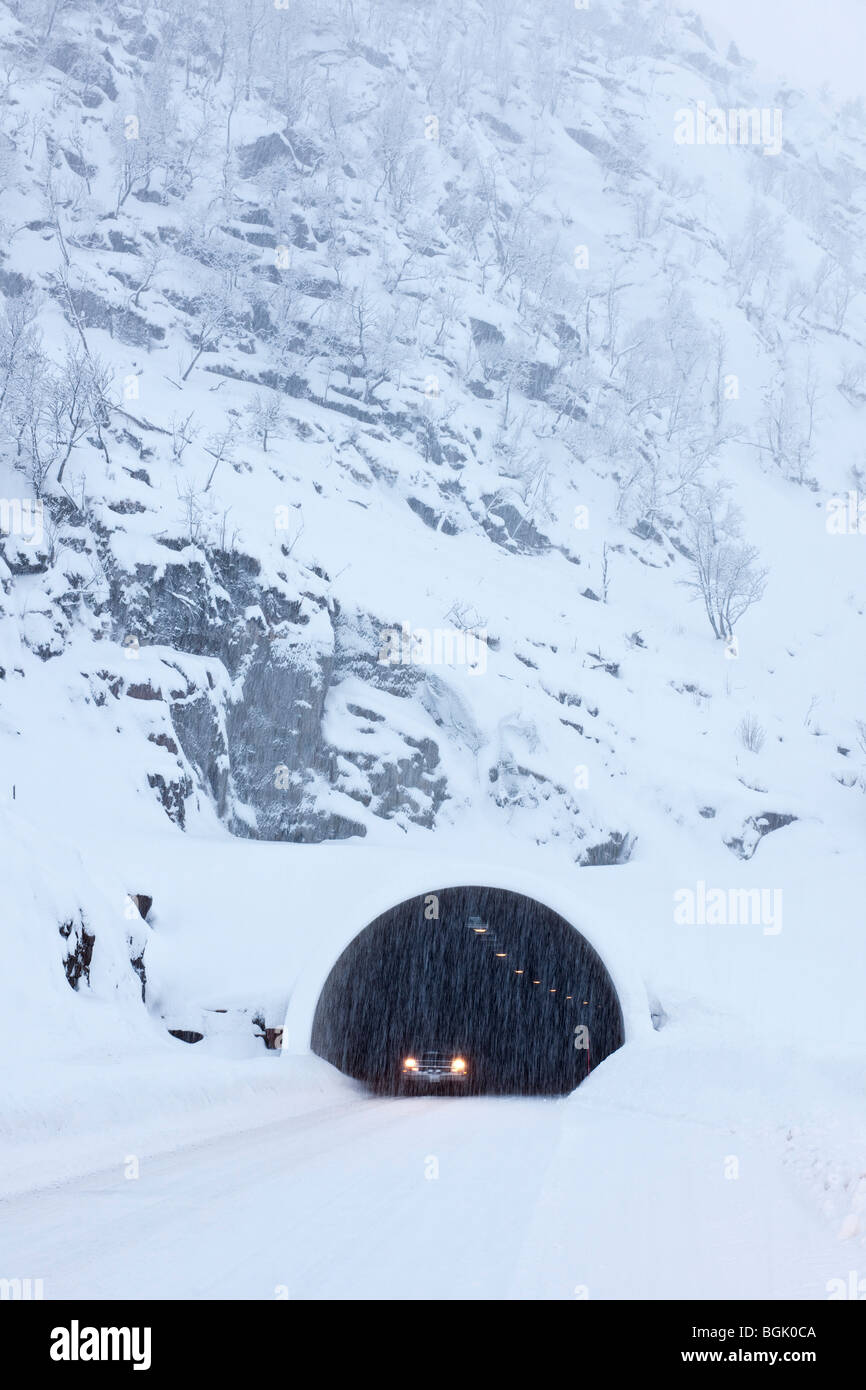 Galleria stradale su un inverno nevoso road nel nord della Norvegia. Strada E10, strada principale fino alle isole Lofoten Foto Stock