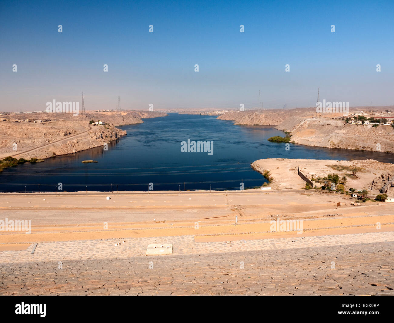 Diga di Assuan ad Aswan in Egitto meridionale che ha intrappolato tutti i coccodrilli del Nilo Rive nel lago Nasser. Foto Stock