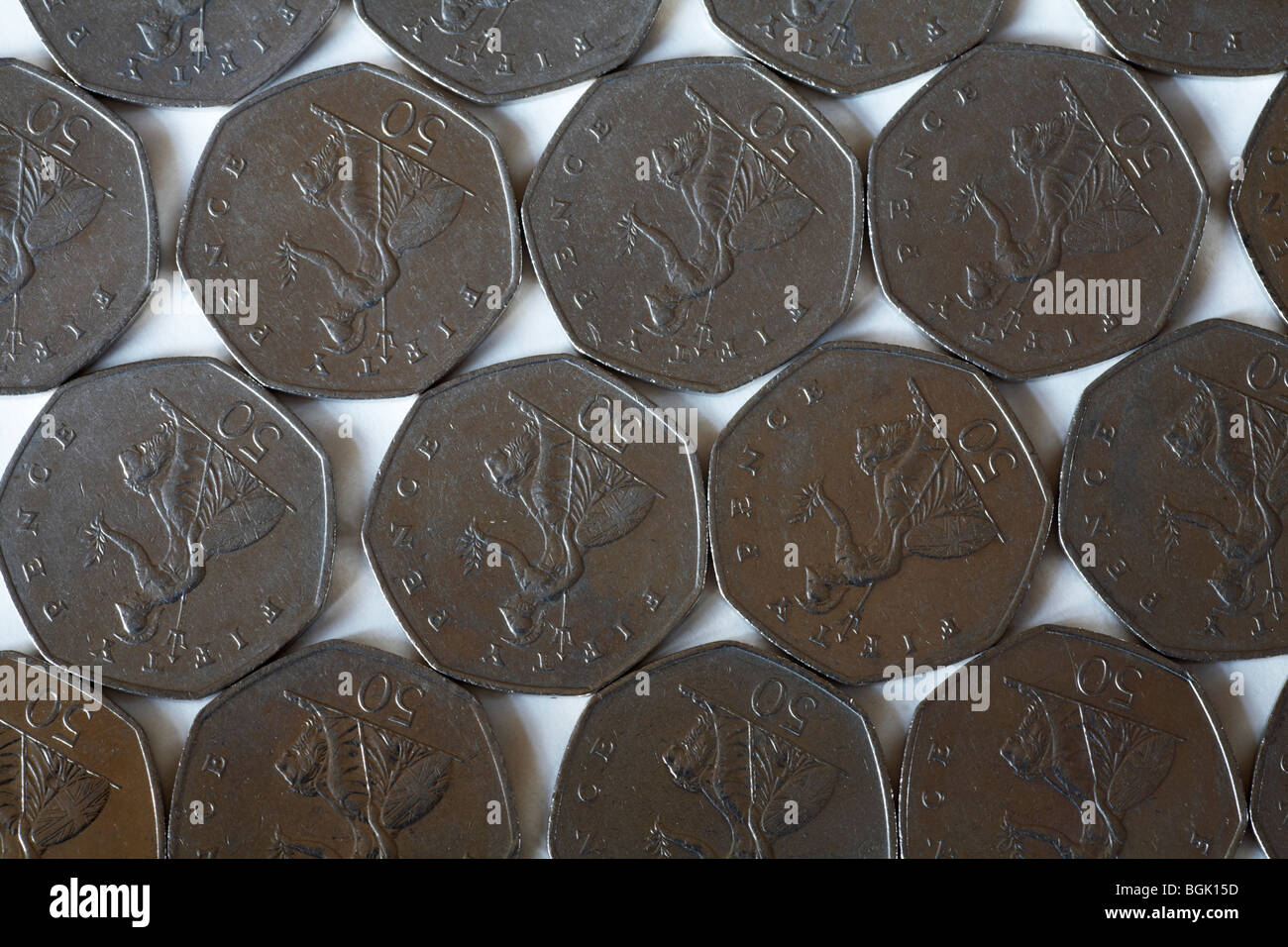 Uno spread di monete da 50p 50 cinquanta pezzi di pence - figura di Britannia Foto Stock