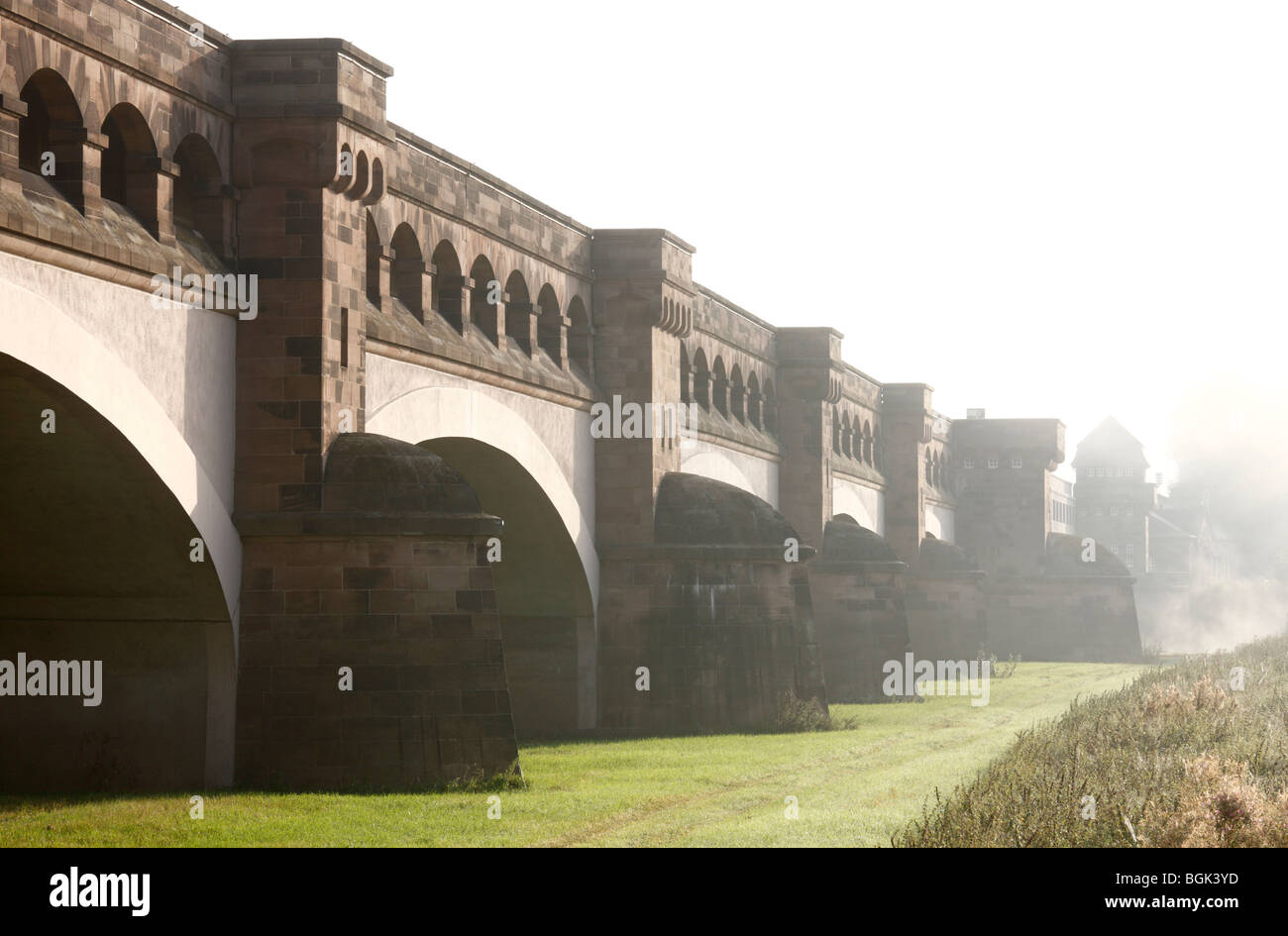 Minden, Wasserstraßenkreuz zwischen Mittellandkanal und Weser, Alte Weserüberführung, Kanalbrücke mit Morgennebel über der Weser Foto Stock