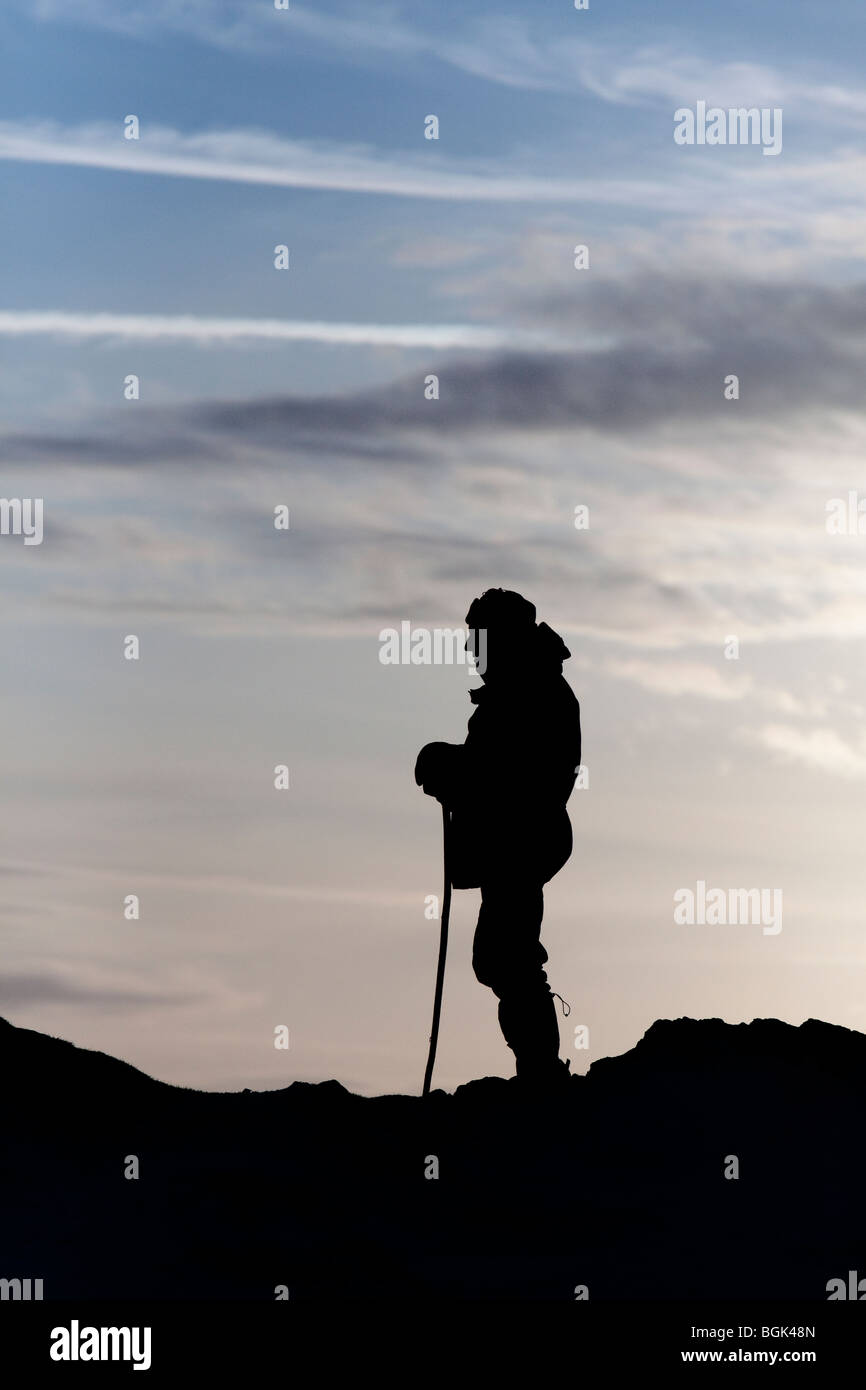 Walker su Caer Caradoc hill in inverno luce della sera, Shropshire, Inghilterra, Regno Unito Foto Stock