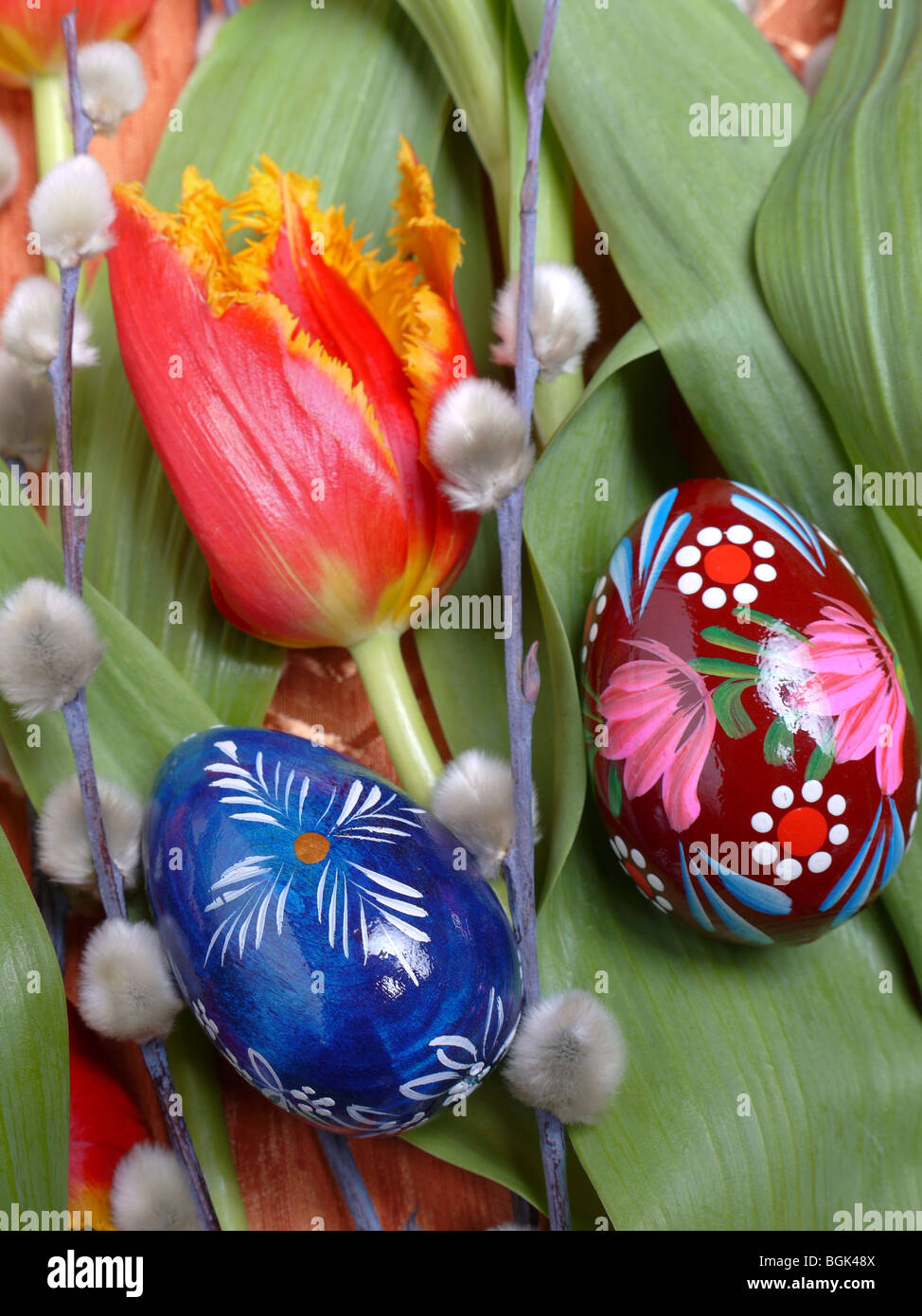 Due pasqua uova dipinte di rosso tulip e amenti Foto Stock
