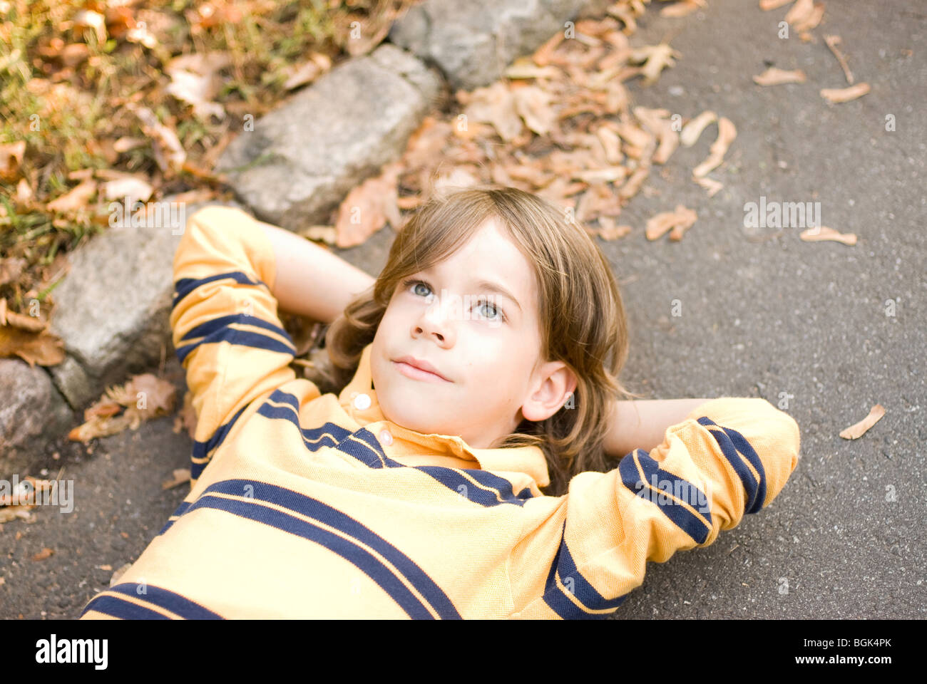 ragazzo che si trova Foto Stock