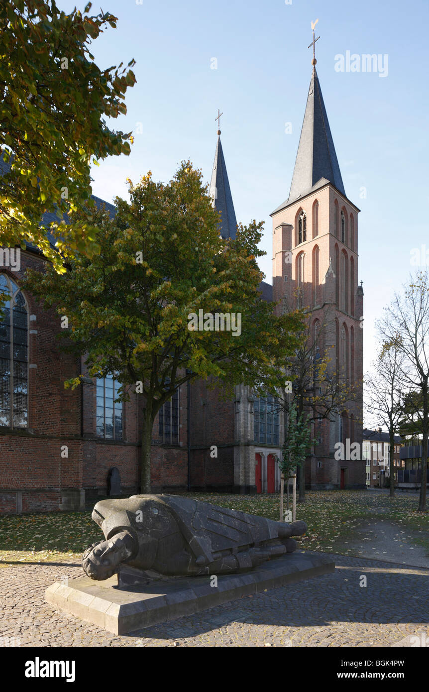 Kleve, Probsteikirche S. Mariae assunta, davor Gefallener Krieger von Ewald Mataré Foto Stock