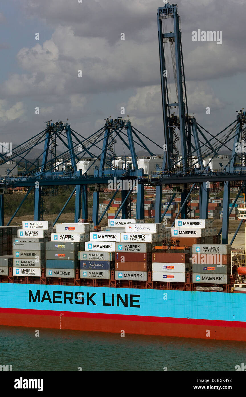Vista aerea gru sopra lo scarico di Maersk Container Post-Panamax nave Porto di Balboa Puerto de Balboa Foto Stock