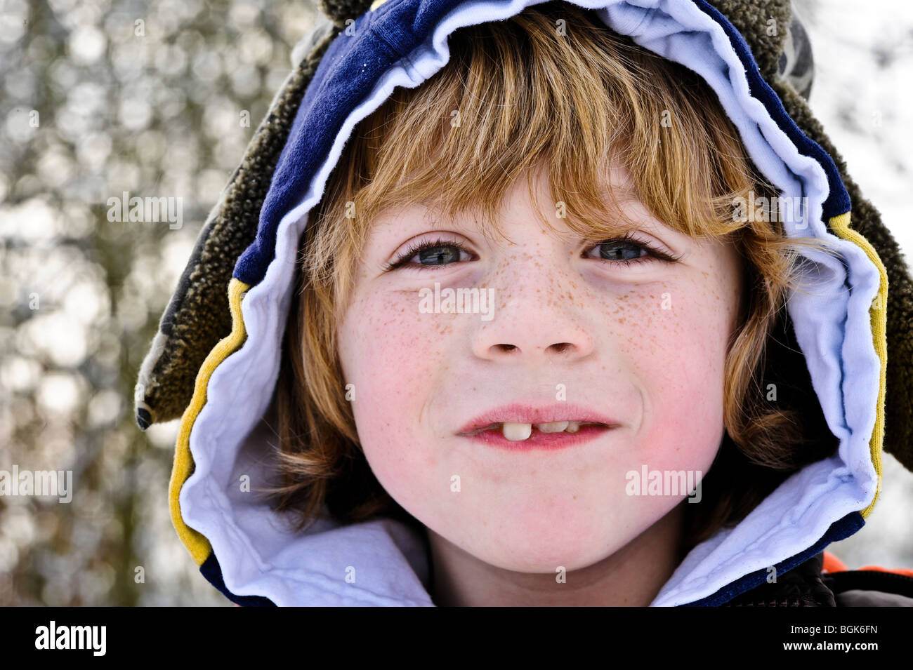 Chiusura del ragazzo con il cofano Foto Stock