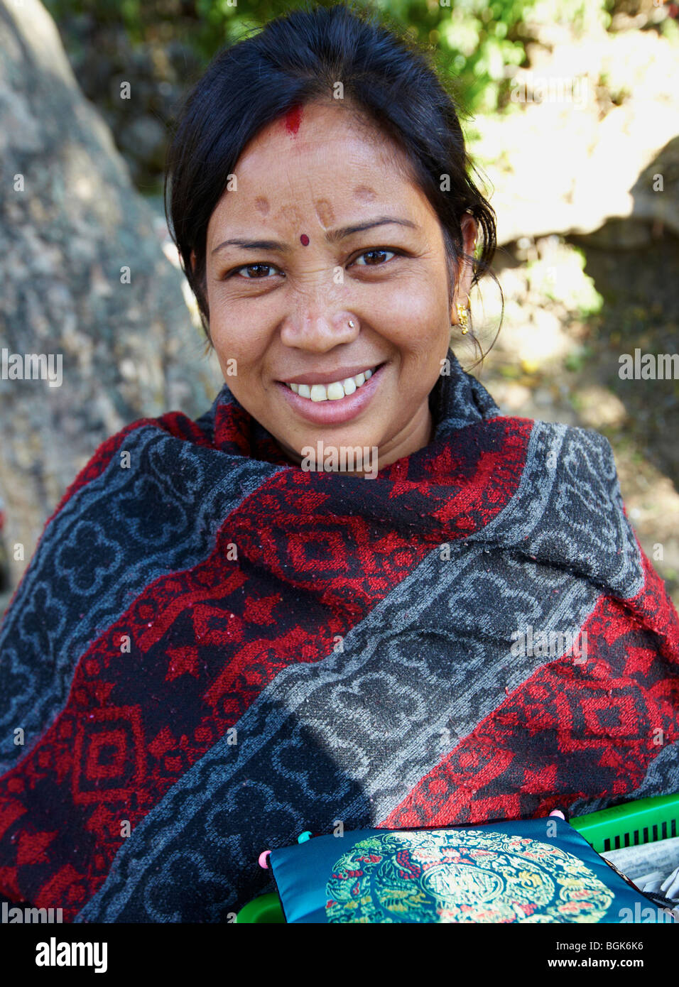 Il Tibetano Donna vendita di merci a Swayambhunath Temple Kathmandu in Nepal Asia Foto Stock