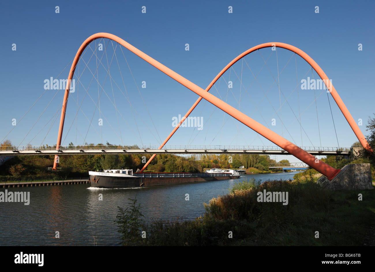 Gelsenkirchen, ehemalige Zeche Nordstern, Nordsternpark, Rote Brücke (Doppelbogenbrücke über den Rhein-Herne-Kanal) Foto Stock