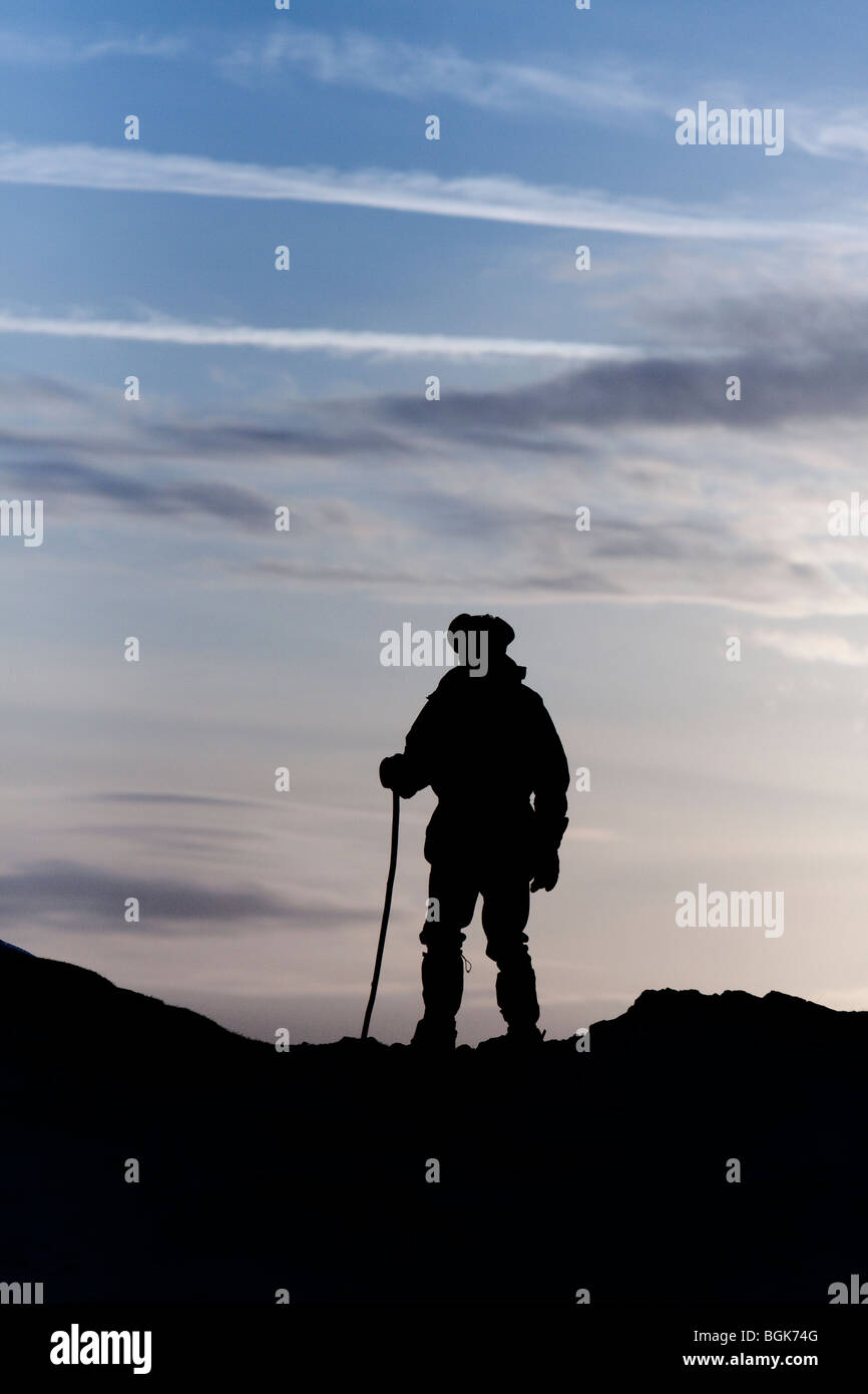 Walker su Caer Caradoc hill in inverno luce della sera, Shropshire, Inghilterra, Regno Unito Foto Stock