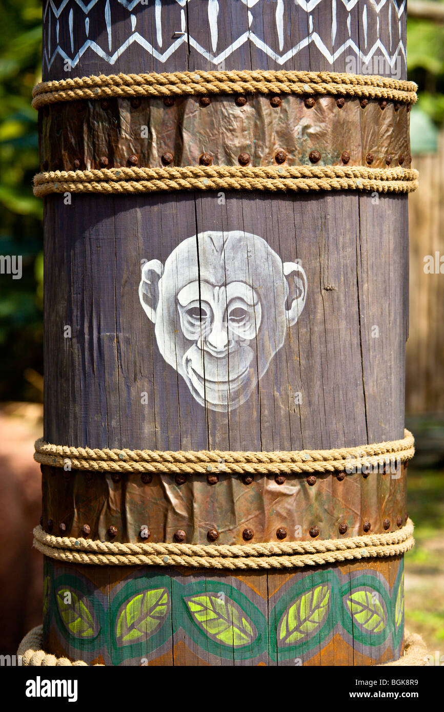Tampa FL - Nov 2008 - Decorative colonna di legno verniciato con testa del primate in Lowry Park Zoo Foto Stock