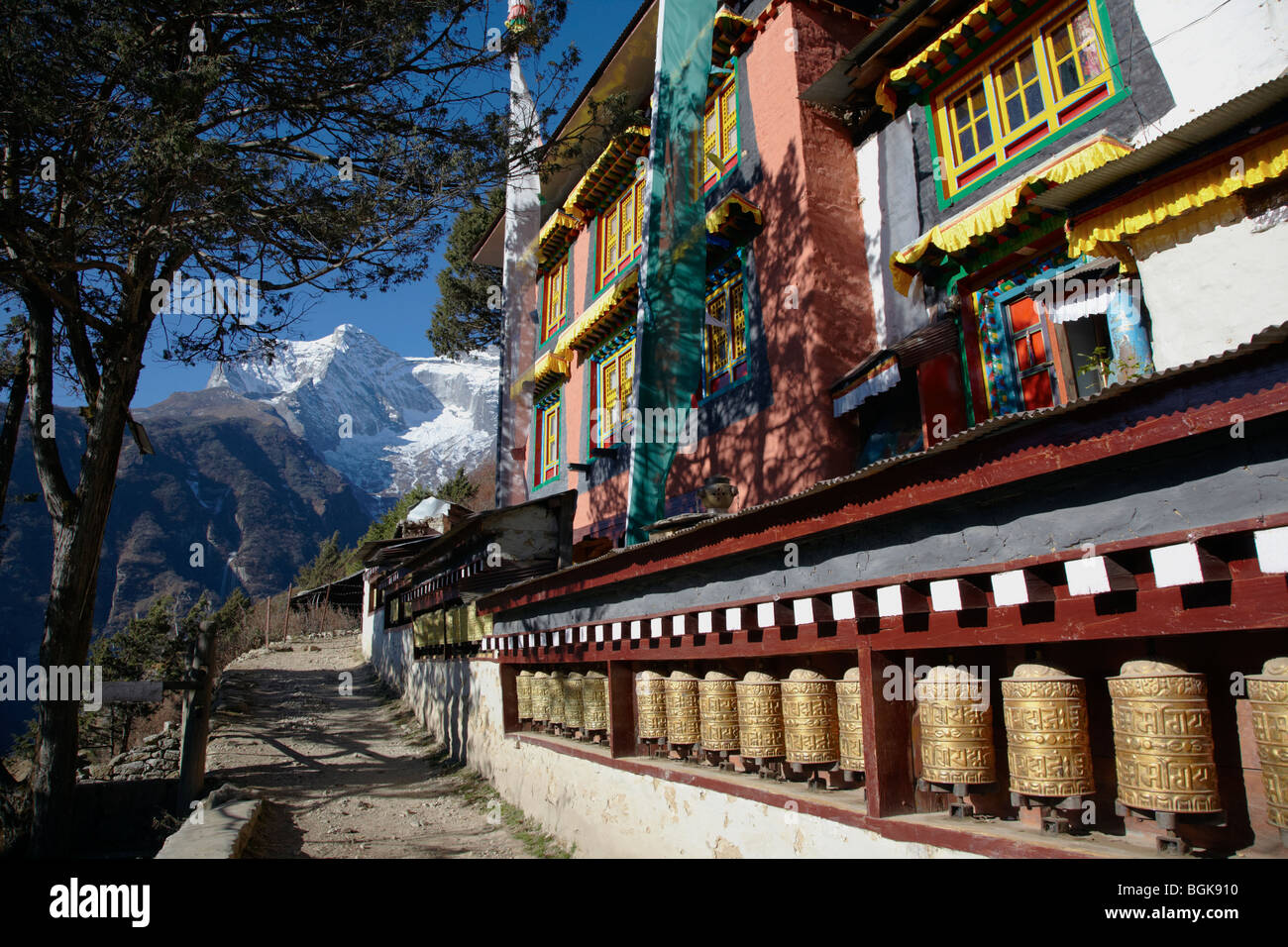 La preghiera buddista ruote al di fuori del Monastero a Namche Bazaar Himalaya Everest Regione Asia Nepal Foto Stock