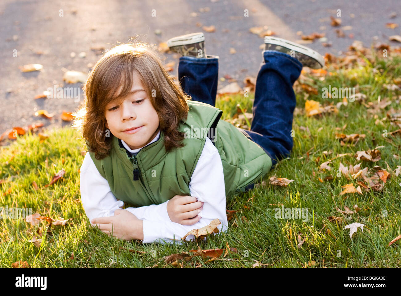 Ragazzo giacente su stomaco Foto Stock