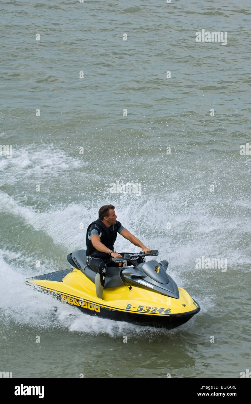 Uomo che cavalca il jet ski sul Mare del Nord, Belgio Foto Stock