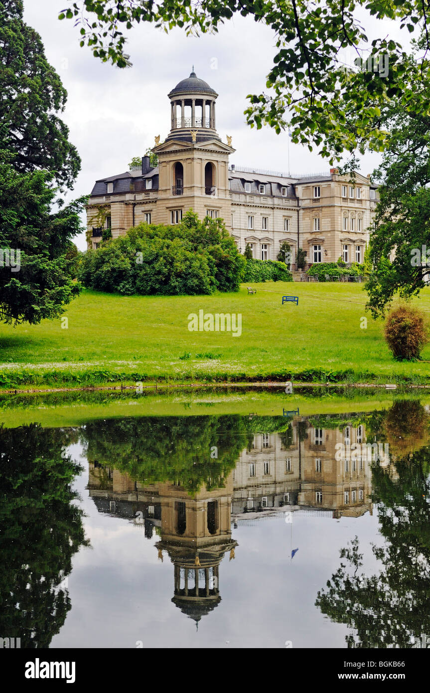 Lago e Schloss hotel Kaarz con neo-classico parco paesaggio, Meclemburgo-Pomerania Occidentale, Germania, Europa Foto Stock