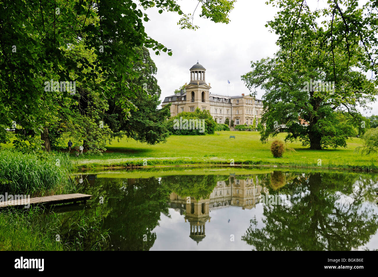 Lago e Schloss hotel Kaarz con neo-classico parco paesaggio, Meclemburgo-Pomerania Occidentale, Germania, Europa Foto Stock