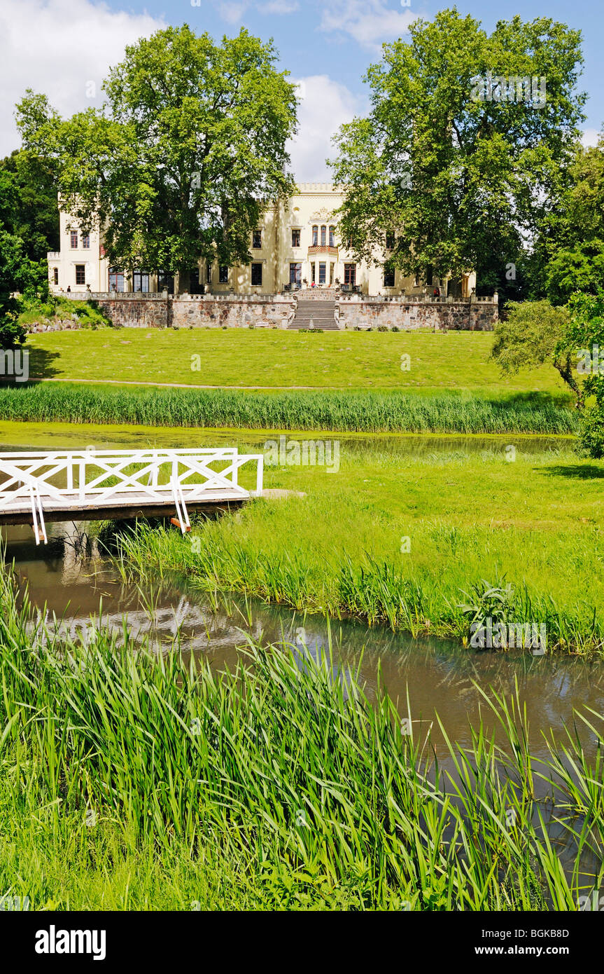 Parco, progettato da Peter Joseph Lenné, castello e hotel Schloss Kittendorf, Meclemburgo-Pomerania Occidentale, Germania, Europa Foto Stock