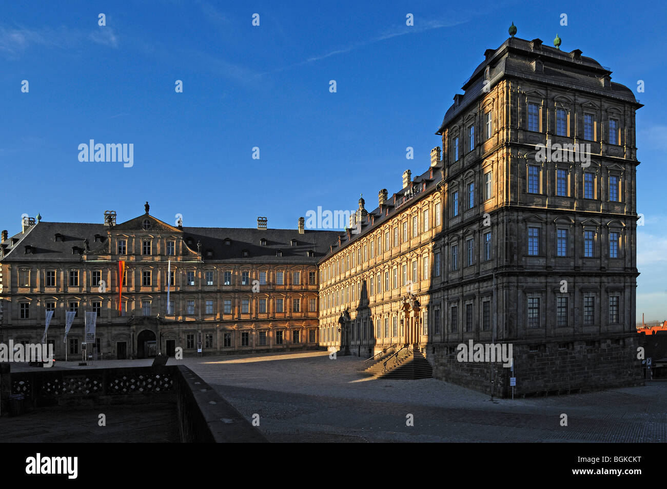 La Neue Residenz, Palazzo barocco, costruito dal 1697 al 1703, con Domplatz square in tarda serata luce, Domplatz 8, Bamberg Foto Stock