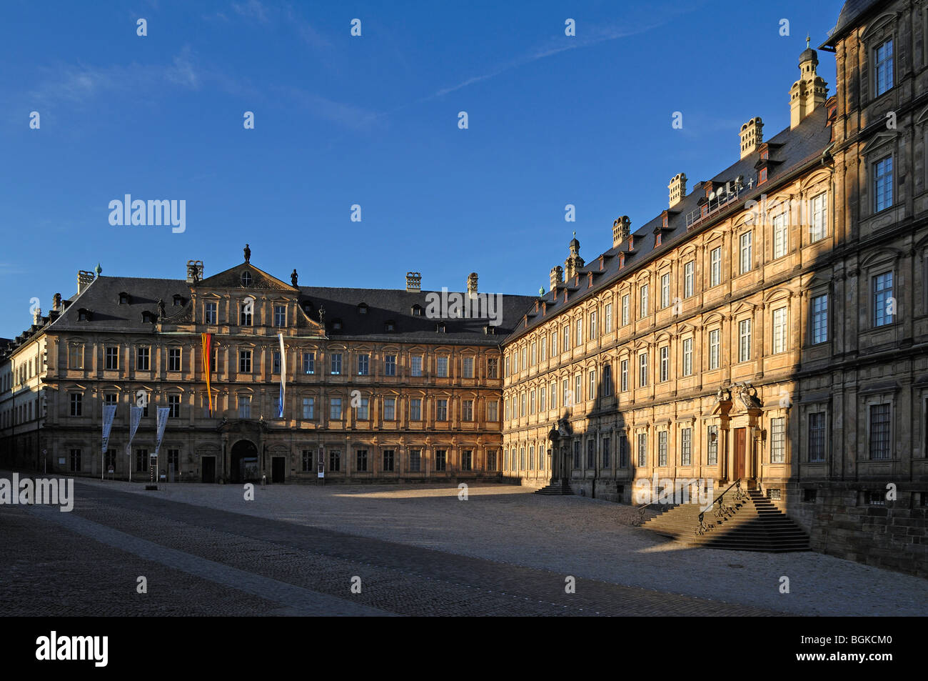 La Neue Residenz, Palazzo barocco, costruito dal 1697 al 1703, con Domplatz square in tarda serata luce, Domplatz 8, Bamberg Foto Stock