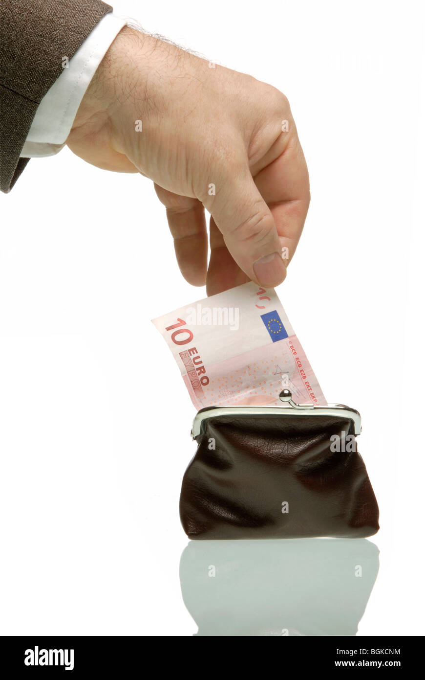 Business man tirando dieci banconote in euro dal portafoglio, immagine simbolica per le imposte Foto Stock