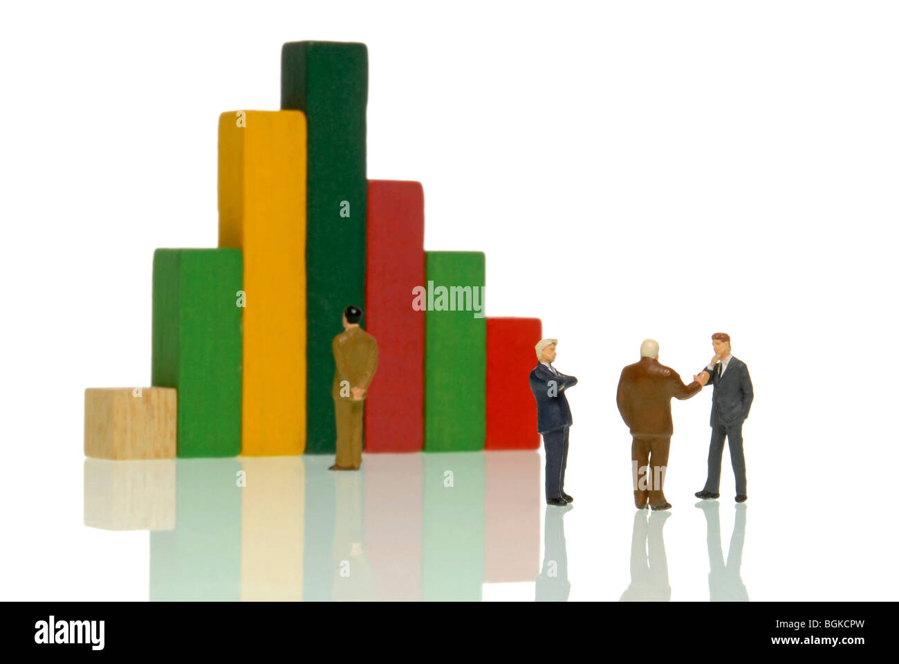 Imprenditori figurine nella parte anteriore della barra del grafico, immagine simbolica per l'economia Foto Stock