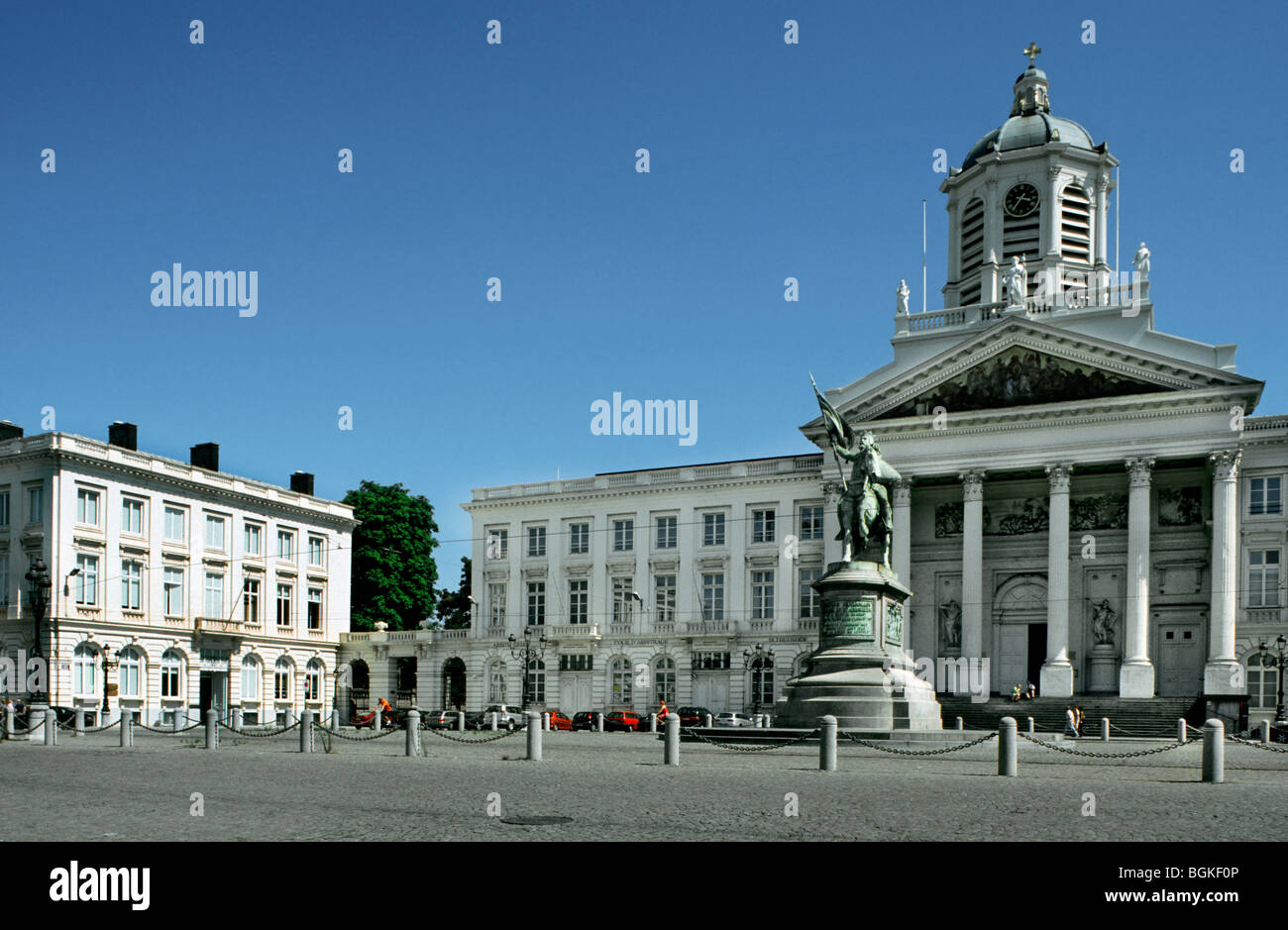 Chiesa di Saint-Jacob-op-de-Coudenberg e statua di Godfried di Bouillon al King's Square, Bruxelles, Belgio Foto Stock