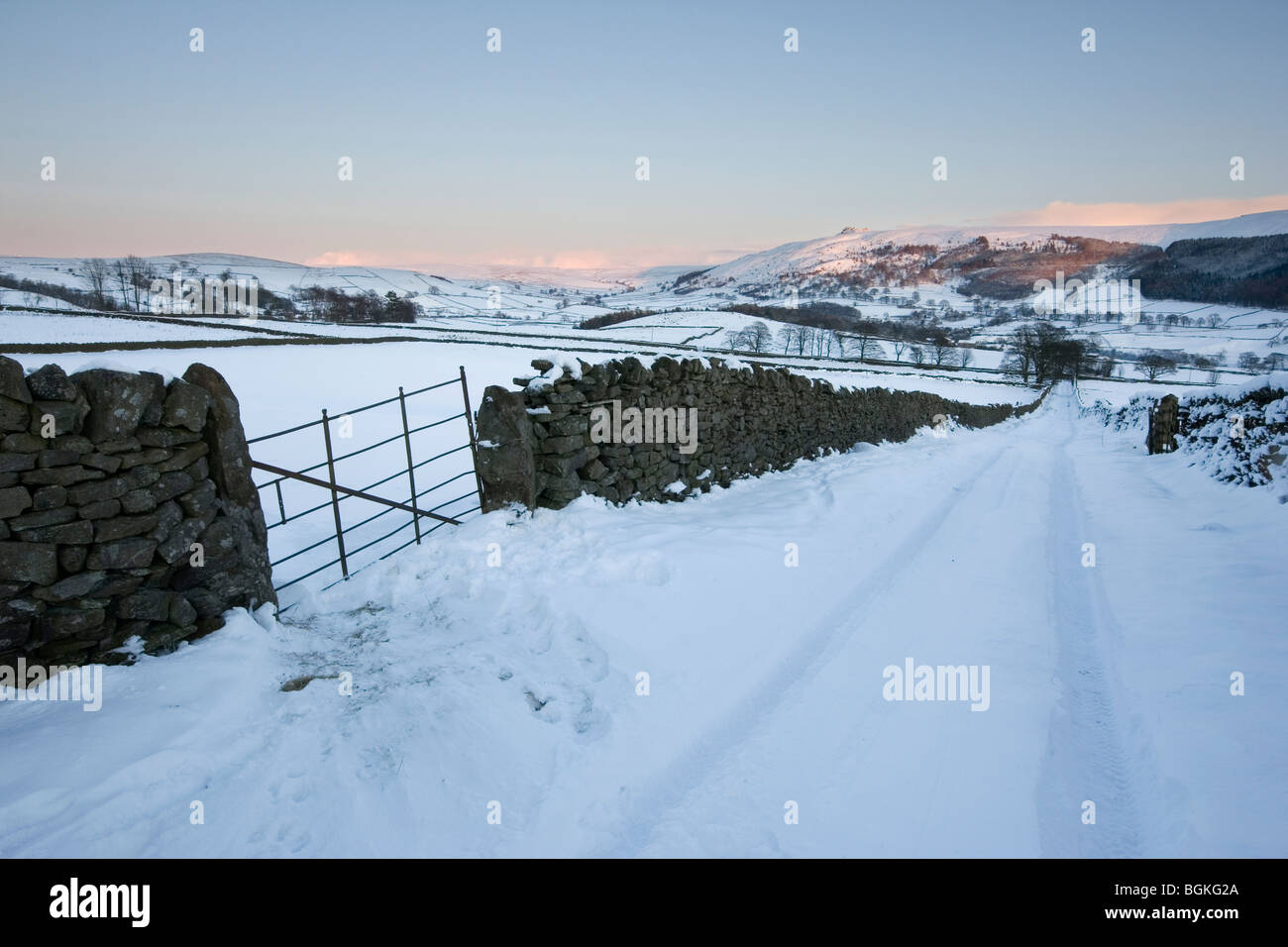 Una scena invernale, come neve coperchi superiore Wharfedale, guardando oltre la stalattite pareti verso Simon del posto di guida. Foto Stock