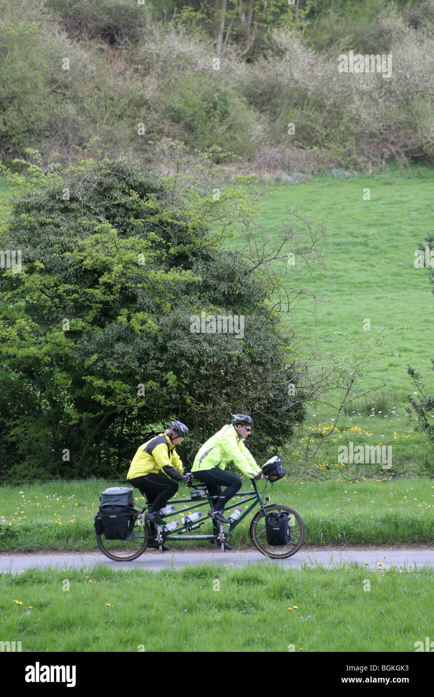 Uomo Donna en ciclismo, North York Moors, National Park, North Yorkshire, Inghilterra Foto Stock