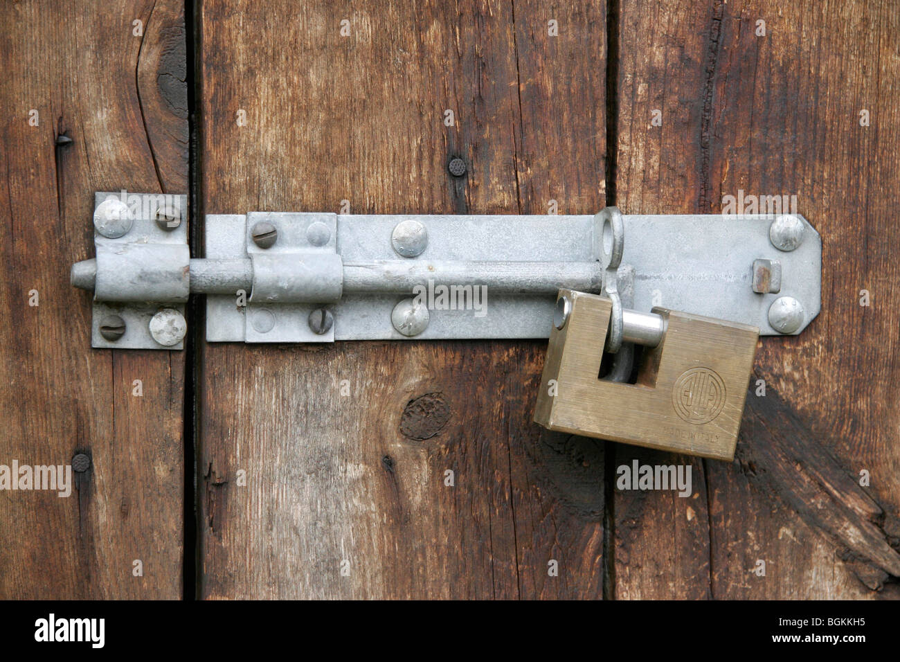 Lucchetto su una vecchia porta di legno Foto Stock