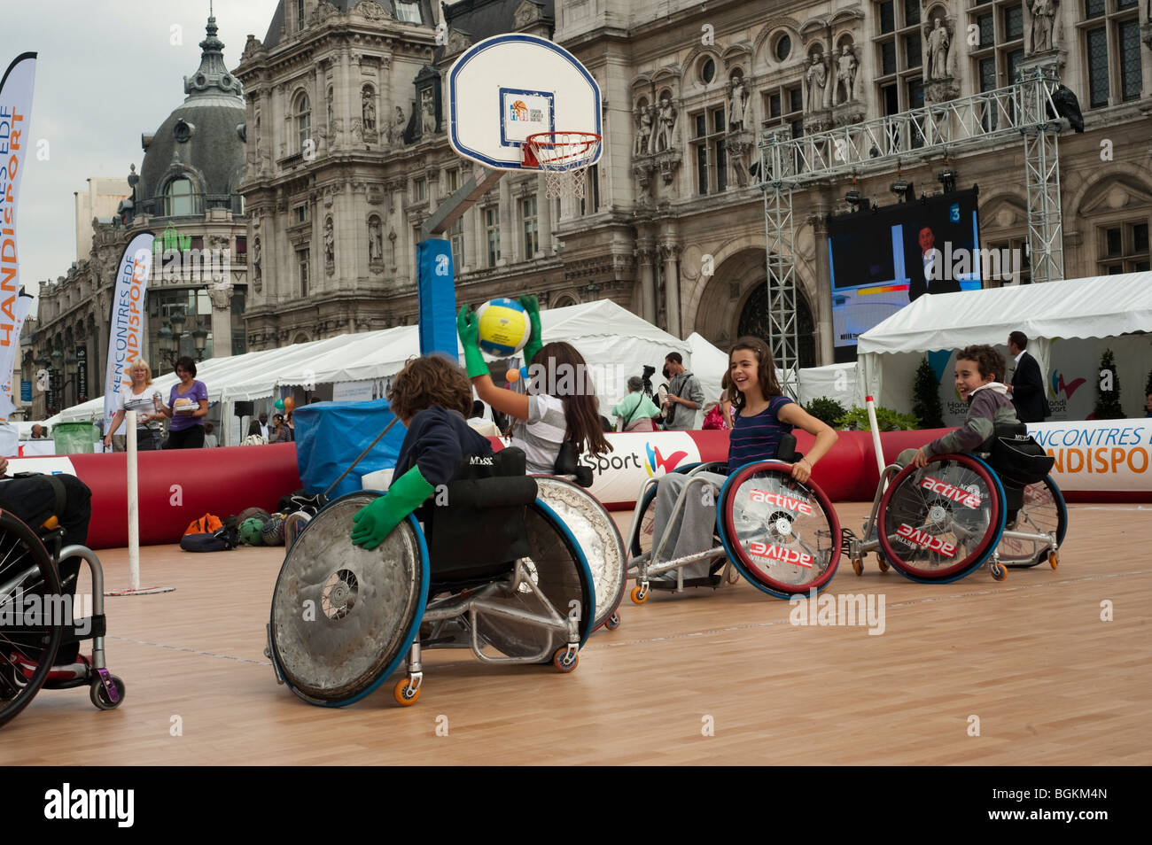 Parigi, FRANCIA - gruppo di adolescenti, ragazzi francesi sperimentano sport in sedia a rotelle come disabili, giocando a pallacanestro, giornata sportiva delle scuole superiori, parco sportivo all'aperto di Parigi, adolescenti Foto Stock