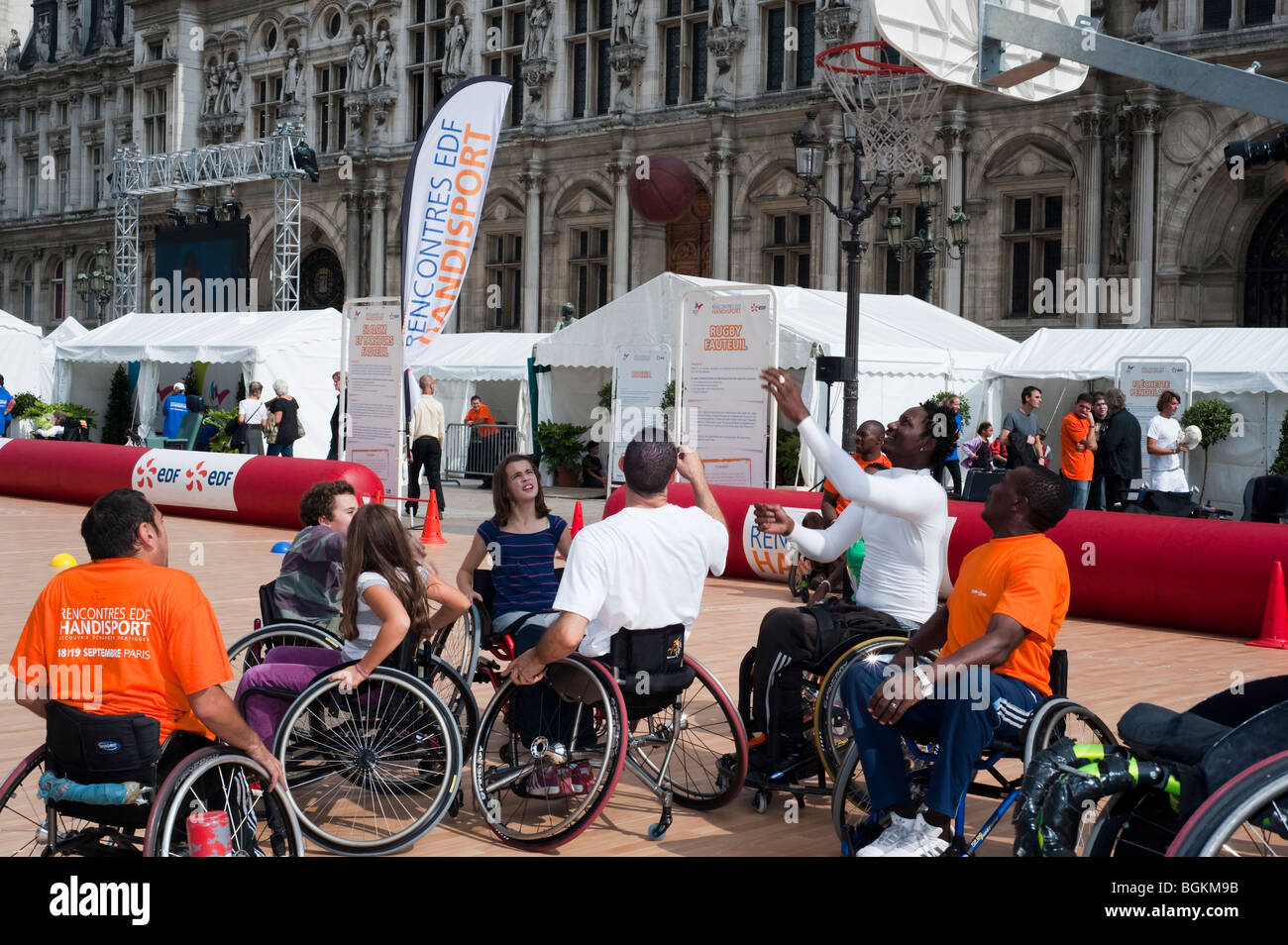 Parigi, FRANCIA - gruppo medio, adolescenti francesi, istruttore di atletica handicappata, lezione di pallacanestro per bambini. Giornata dello sport scolastico, sport all'aperto per bambini e ragazze, fitness all'aperto Foto Stock