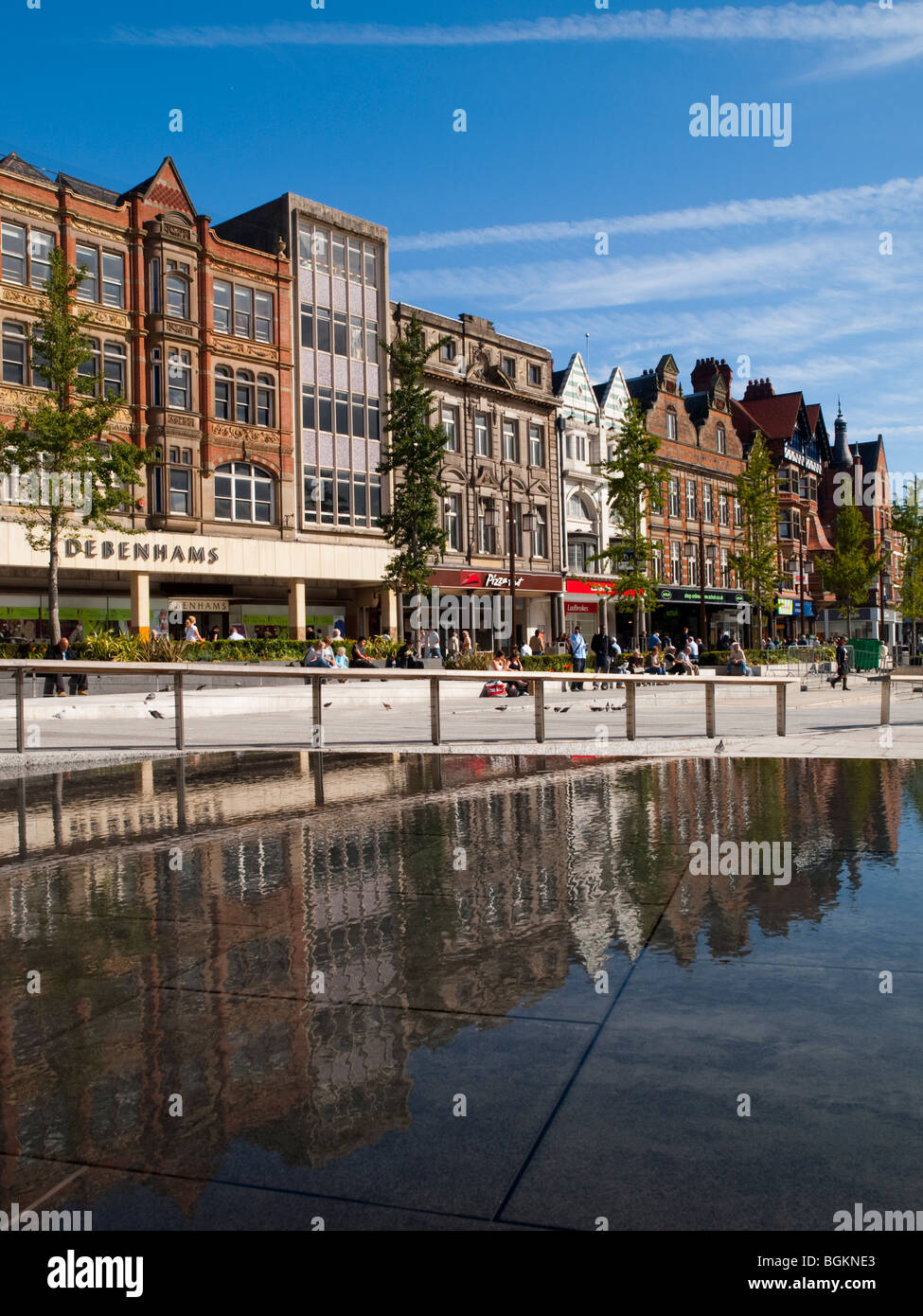 Gli edifici si riflette nell'acqua delle fontane nella piazza del mercato, Centro citta' di Nottingham, Nottinghamshire REGNO UNITO Inghilterra Foto Stock