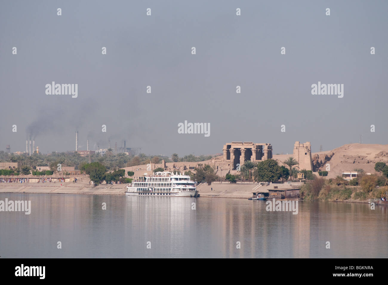 Crociera sul Nilo sosta presso il Tempio di Kom Ombo in Kom Ombo, Egitto, Africa Foto Stock