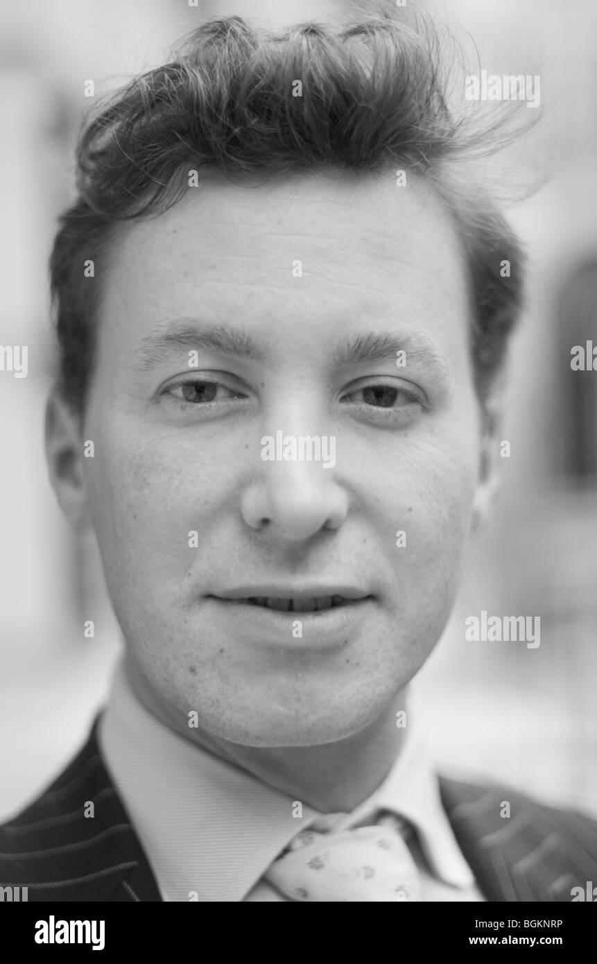 Giovane uomo bianco fotografato vicino a Christies in St James's London REGNO UNITO Foto Stock