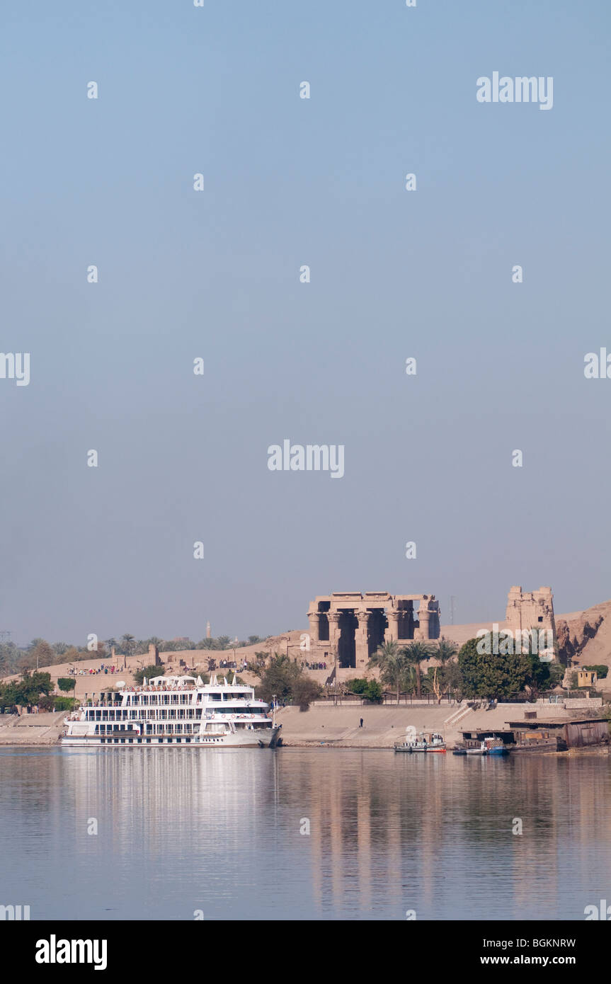 Crociera sul Nilo sosta presso il Tempio di Kom Ombo in Kom Ombo, Egitto, Africa Foto Stock